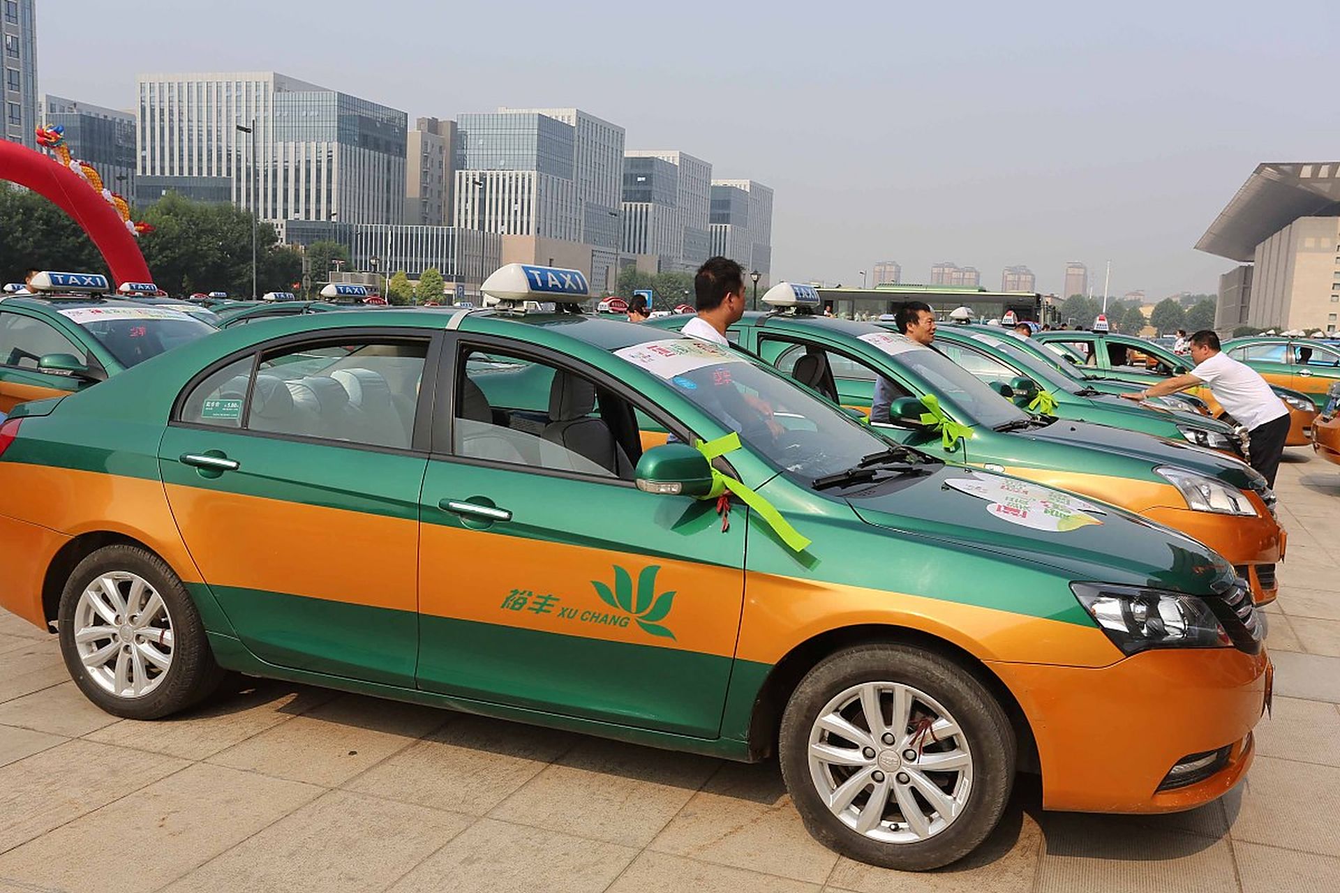 在西安的出租车司机们,正在遭遇一个难题.一位女子在乘坐出租车后,拒