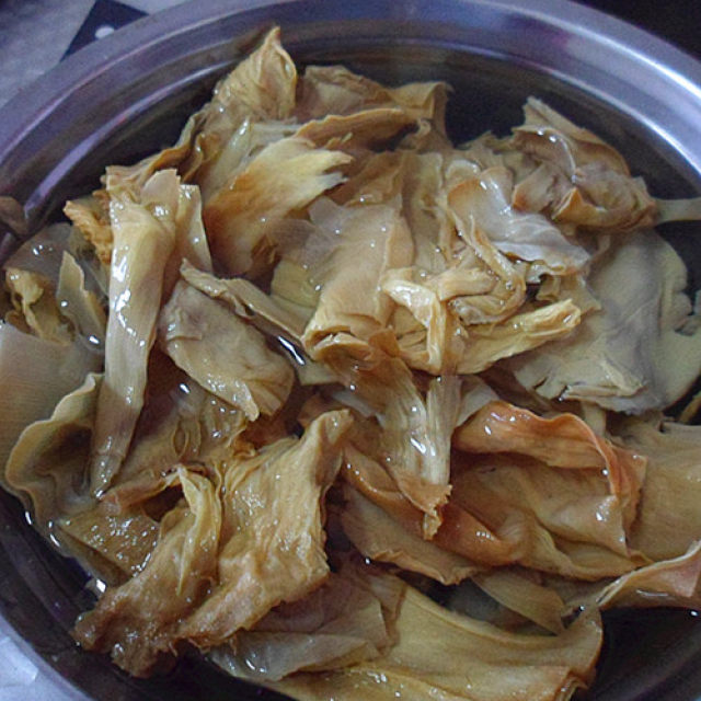 笋茸炖肉,简单易学,口感香糯,入口即化