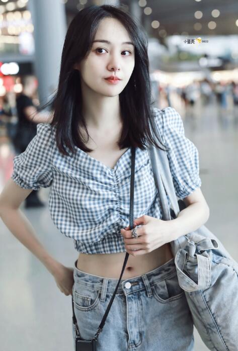 郑爽现身上海机场暖暖的恩爱,手上的戒指成亮点