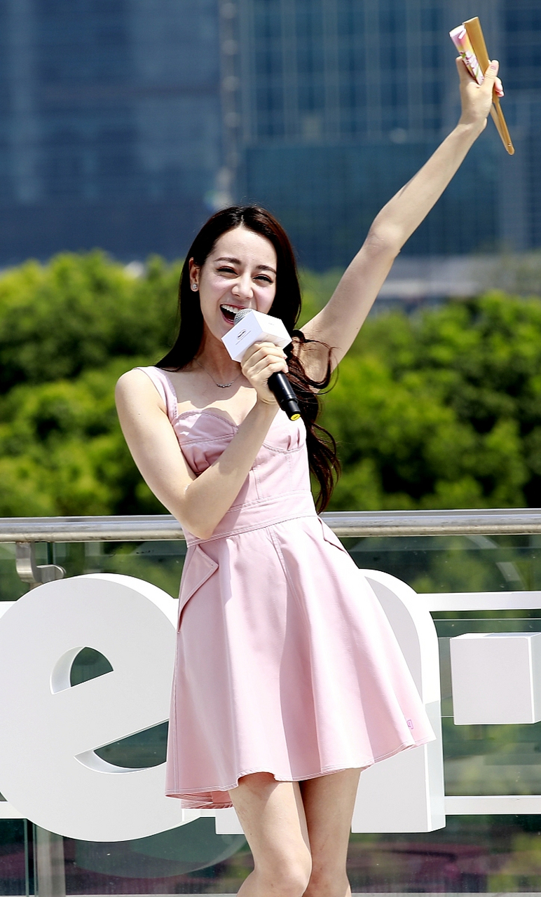 原来迪丽热巴,也有这么可爱的一面[心]!