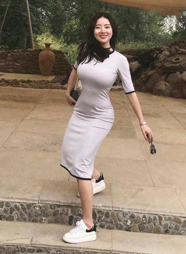 丰腴的微胖美少妇,穿斜肩紧身衣露出香肩,充满迷人的魅力!