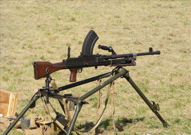 布伦式轻机枪也称布朗式轻机枪,是第二次世界大战中英联邦国家军队的