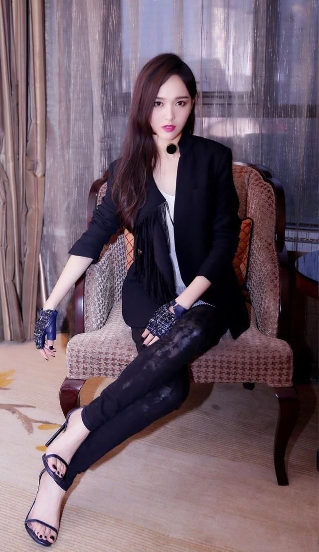 黑色高跟鞋的魅力有多大?时尚郑爽,气质江疏影,杨幂气场女王