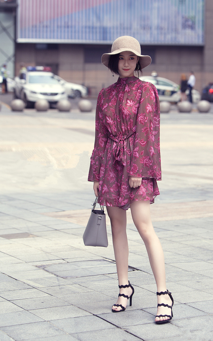 高档的红色连体短裙,搭配时尚黑色高跟鞋,秀出自身的高贵气质