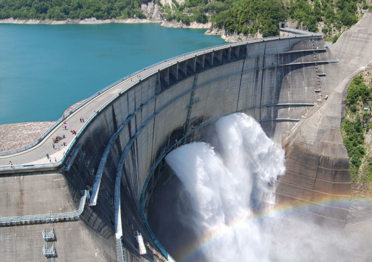 第三名:布拉茨克水库库容16927亿立方米,坝高125米,坝长4417米