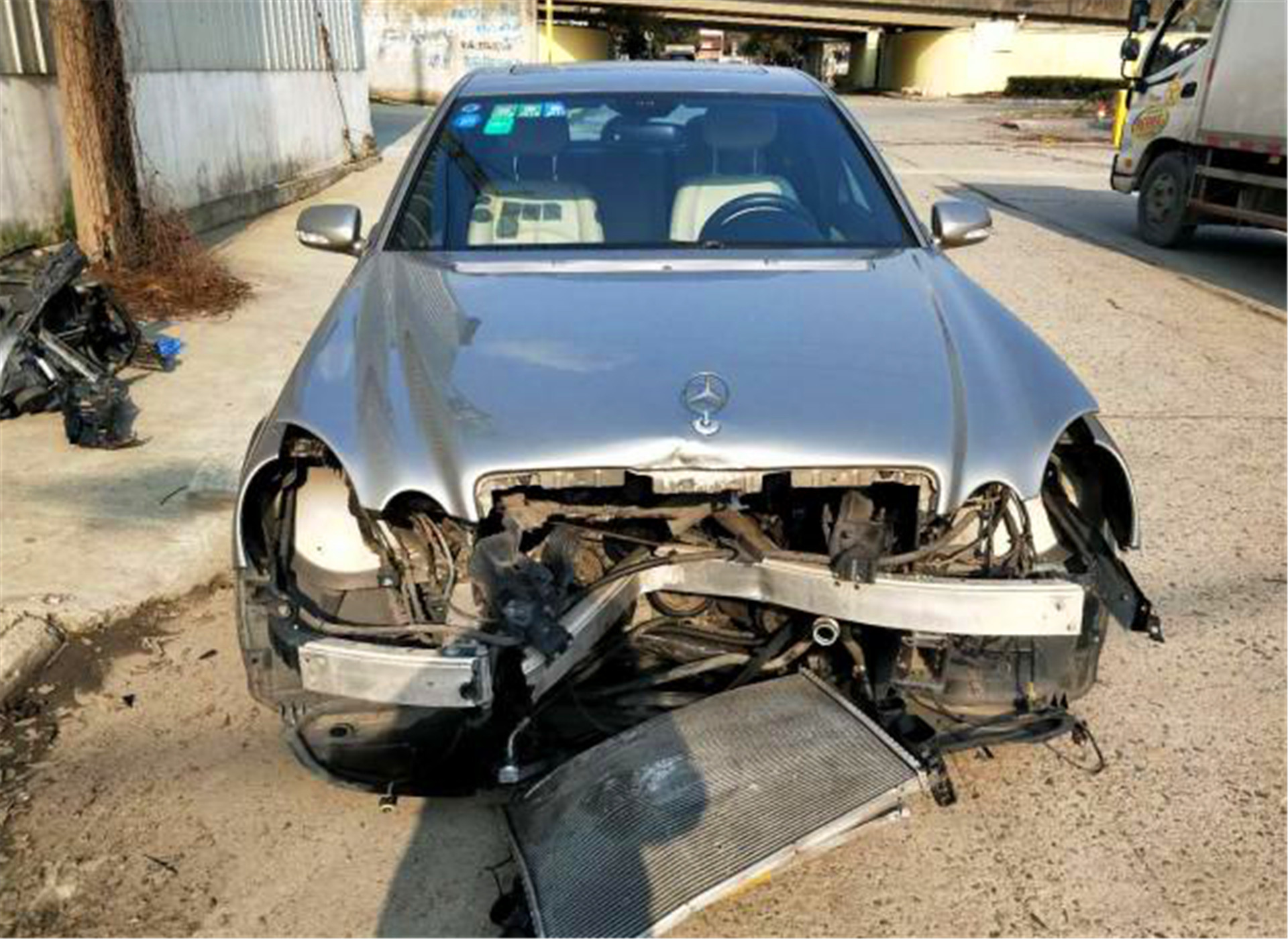 小伙花3万淘辆奔驰e230大事故车,事后称:修好租出去半年就回本