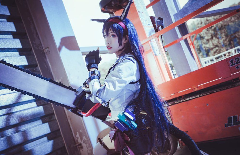 明日方舟煌cos:霸气外露,手中的机械能放下吗?