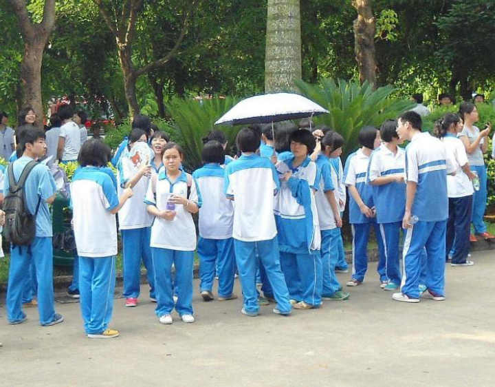 學校為了防止早戀學生鑽小樹林,發明反光條校服,真是用心良苦