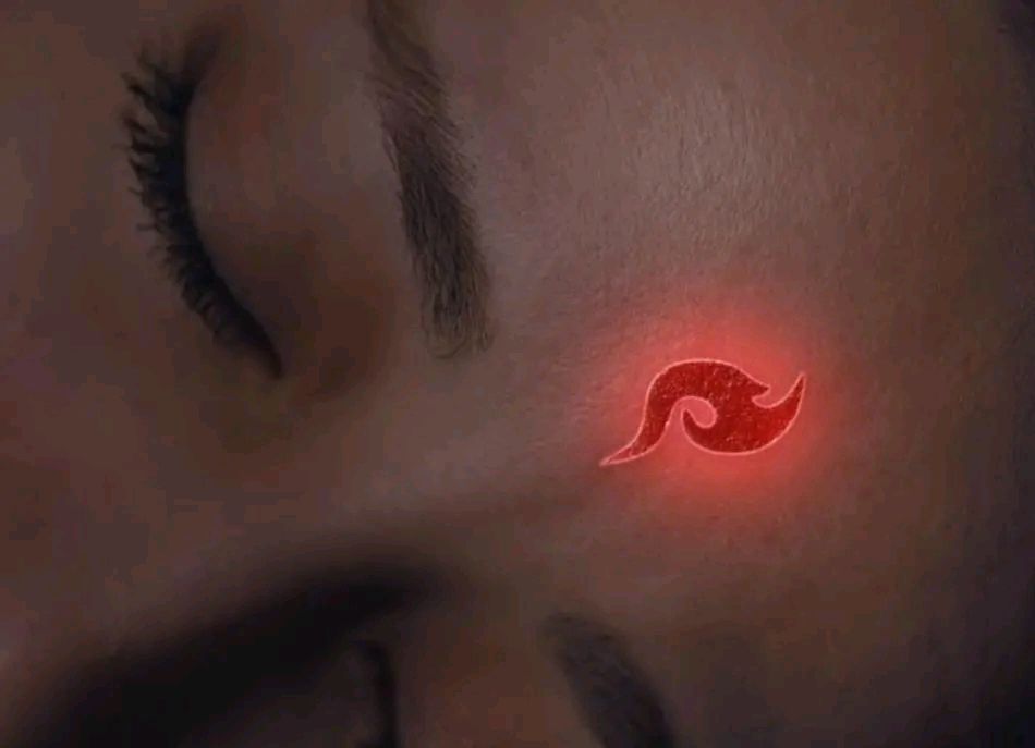 剧透:渺落的两滴血泪,一滴为凤九额头的凤尾花,另一滴竟然是他