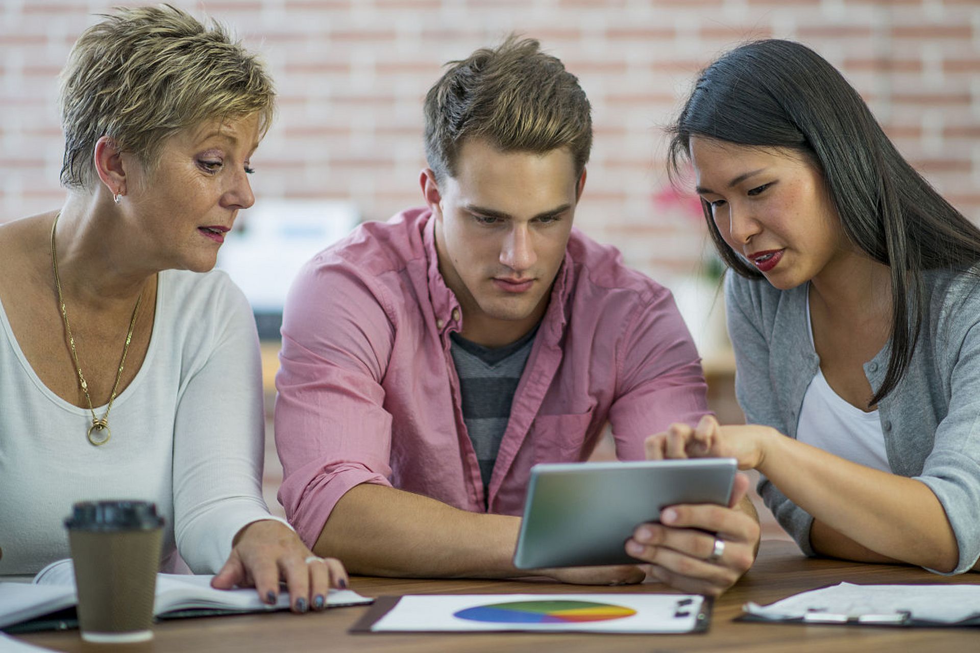 同学们,想象一下,当你能够流利地用英语与外国人交流,自信地在演讲台