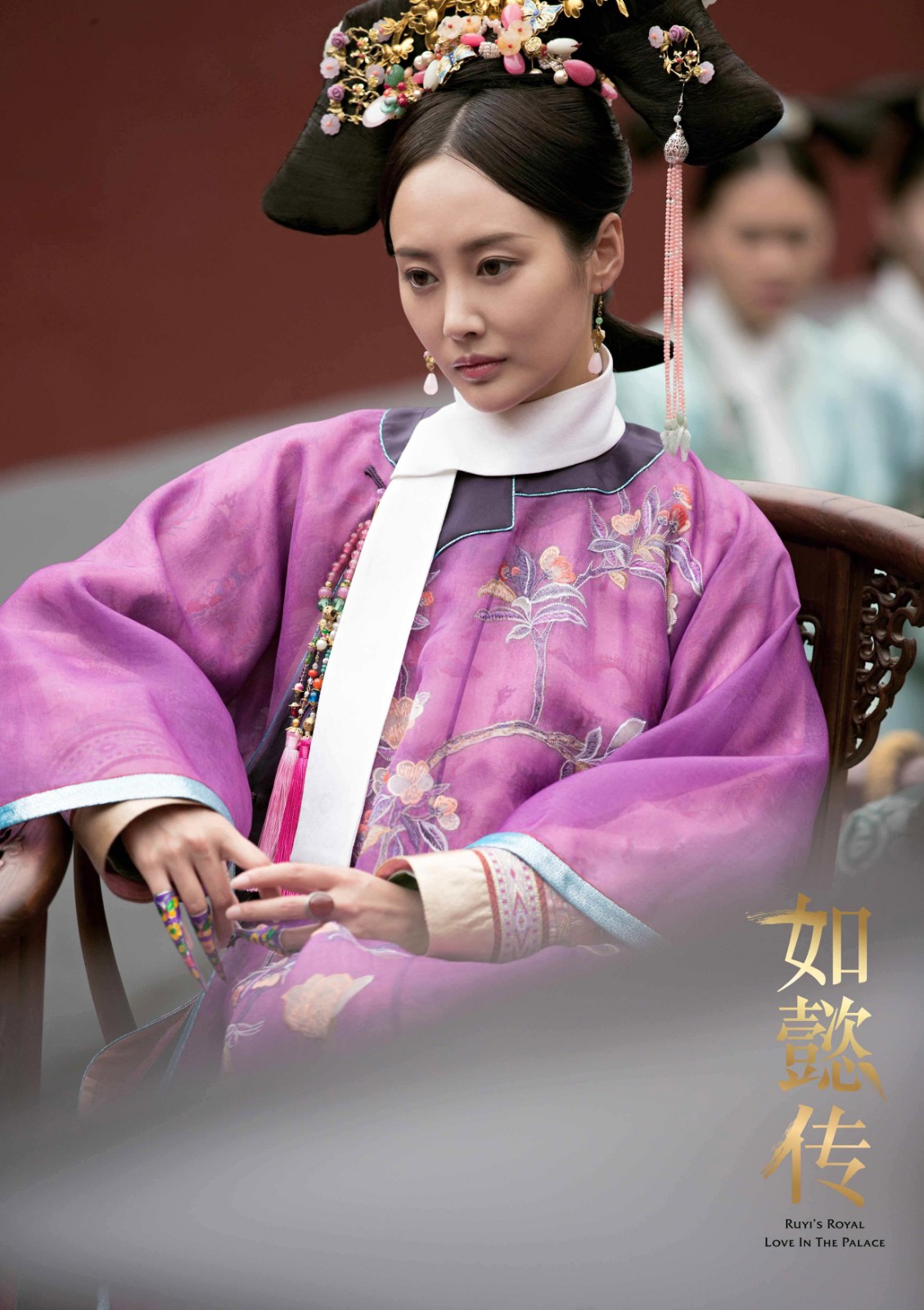 她是《如懿传》中心狠的令妃,穿休闲装配短靴,剪齐刘海甜美帅气