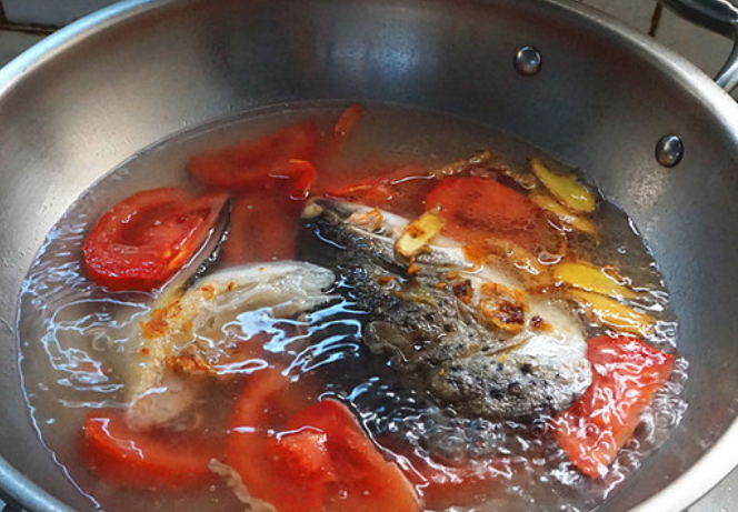 番茄鱼头汤——简单且美味的家常菜肴!