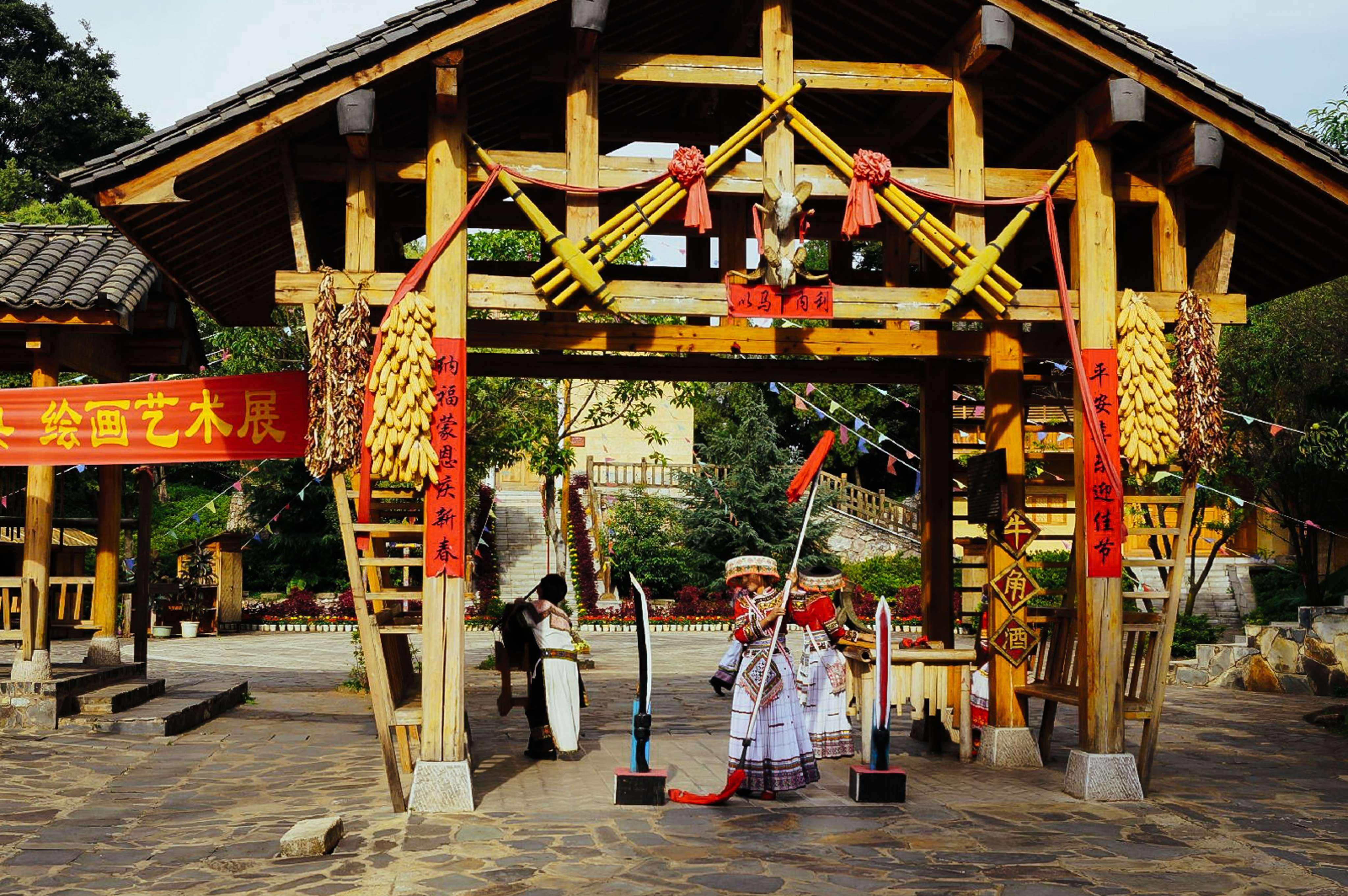 云南民族村真实照片,展示云南各民族社会文化风情,文化氛围浓厚