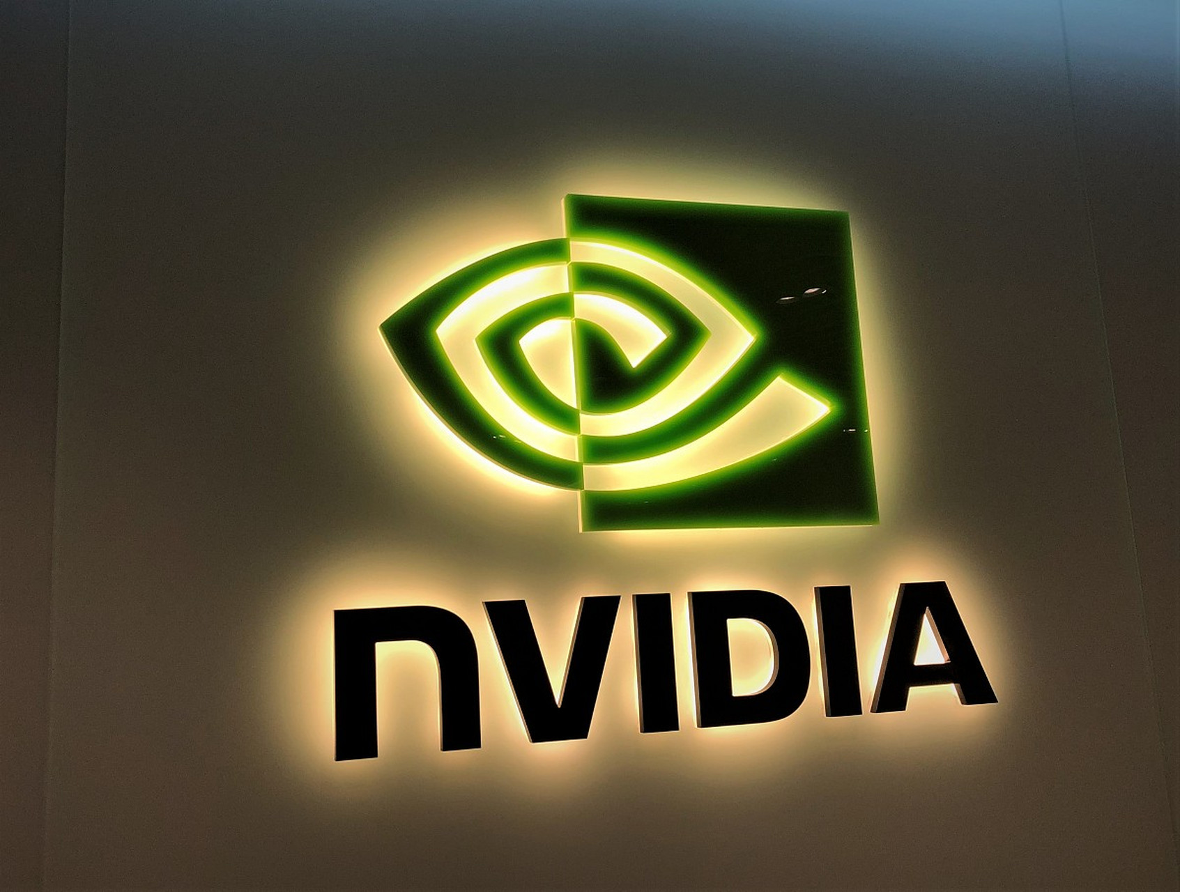 随着科技的不断进步,新技术的发展对芯片产业的影响日益