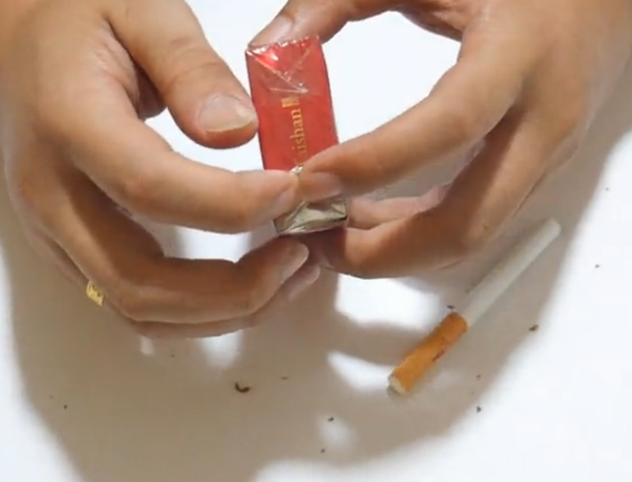 抽了20年的烟,才知道软包装香烟应该这样拆,干净卫生还有创意