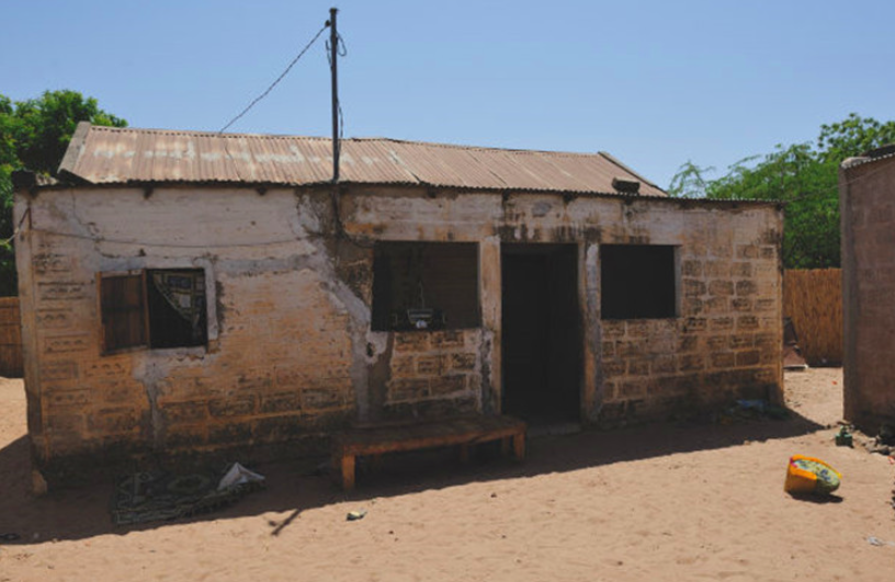 非洲的贫民窟与富人区的氛围天差地别,图为非洲贫民窟,矮小的房屋