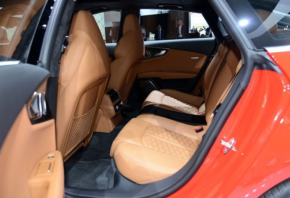 奥迪rs7:空间方面这款车是一点都不吝啬,座椅很软,乘坐感受很不错,坐