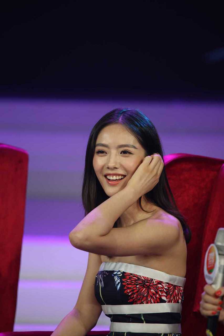 由蔡文静,韩东君主演的《装腔启示录》拿到发行许可证了,等待定档  2.