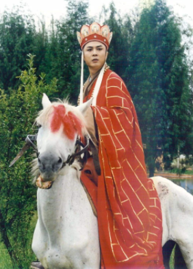 当年最帅气的唐僧徐少华,61岁高龄在景区卖唱,身穿袈裟面露沧桑