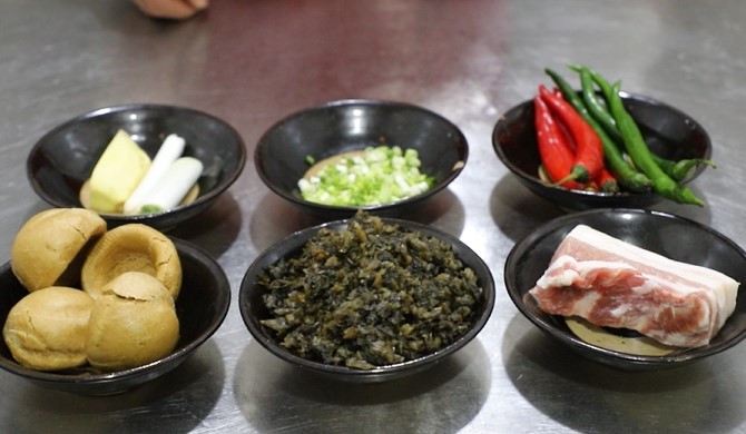 大廚分享:一道開胃下飯的農家菜,芽菜炒肉末,廚房小白也能學會