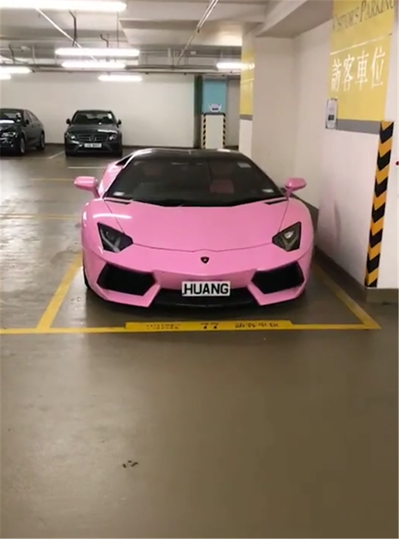 最近,在香港一车库偶遇粉色兰博基尼,看到车牌时,就知车主花了不少钱!