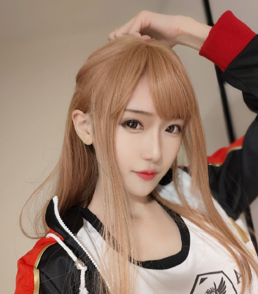 腐团儿cos全职高手苏沐橙,叉腰摸头的小动作,显现出女神气质