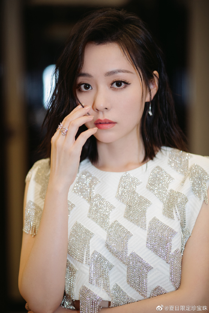 是心动呀#张靓颖红色折纸风遮面礼服#  >>关注#张靓颖