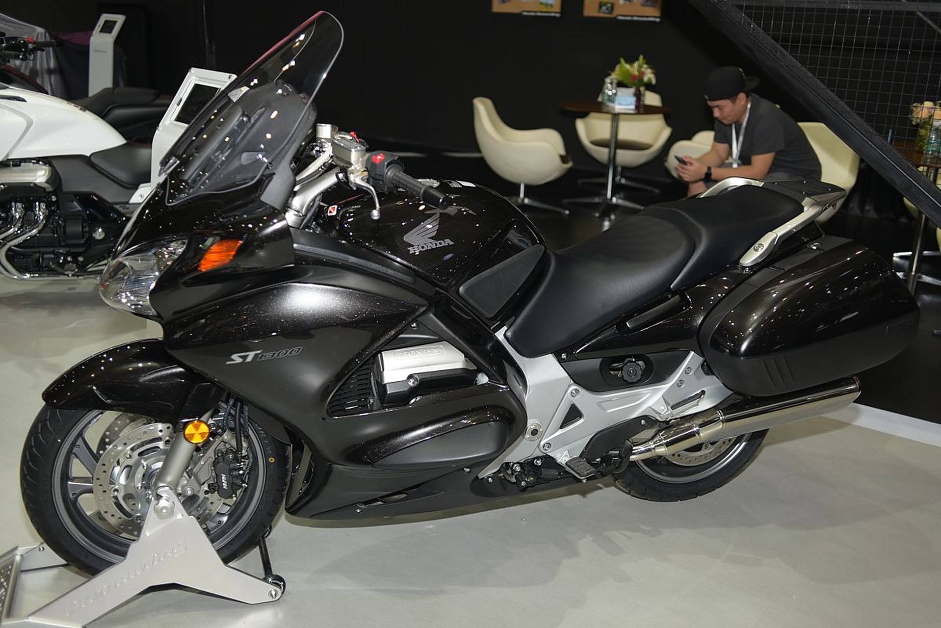 新款cbr1000rr-r sp的车架在现款基础上进行了大幅