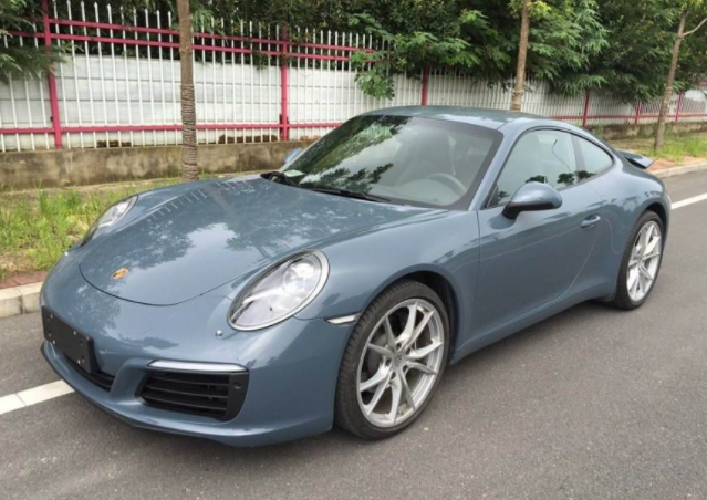 灰色保时捷轿车:配置非常贴心,悬架的调校偏硬,舍得给油的话还是容易