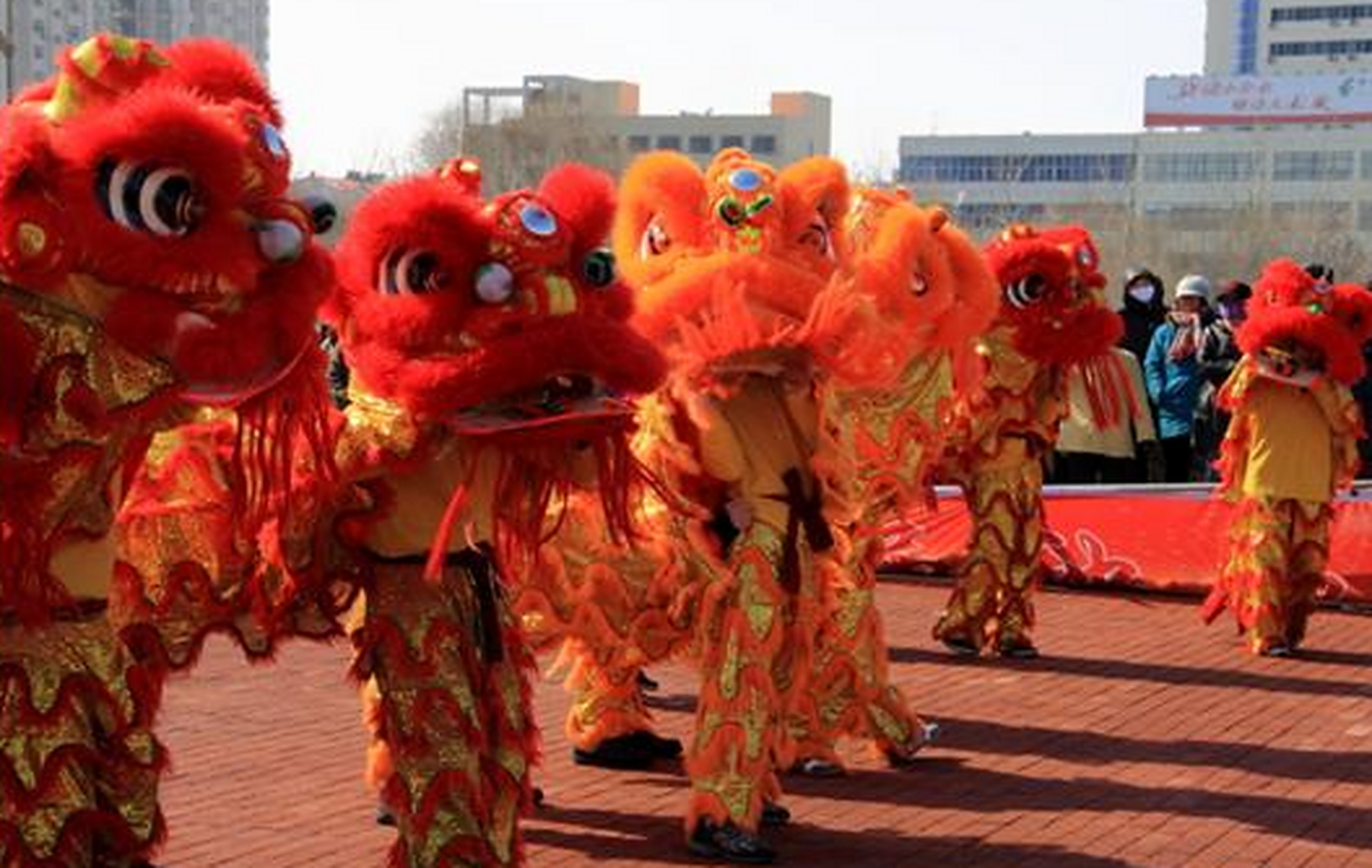 元宵节#舞狮子是中国优秀的民间艺术,每逢元宵佳节或集会庆典,民间都