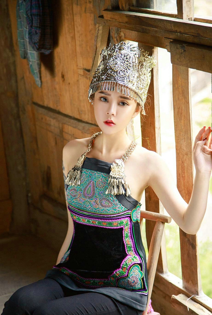 高气质性感模特白嫩肌肤嫩模爱丽莎写真