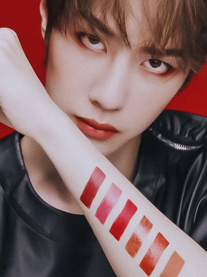 王一博变彩妆博主?红色系眼妆上线,化身魅惑狮子系男孩!