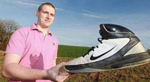 英国男子有一双世界上最大的脚,却因祸得福,深受英国女孩喜爱!