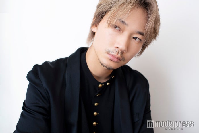 组图:绫野刚接受网站采访 金发胡须尽显成熟魅力