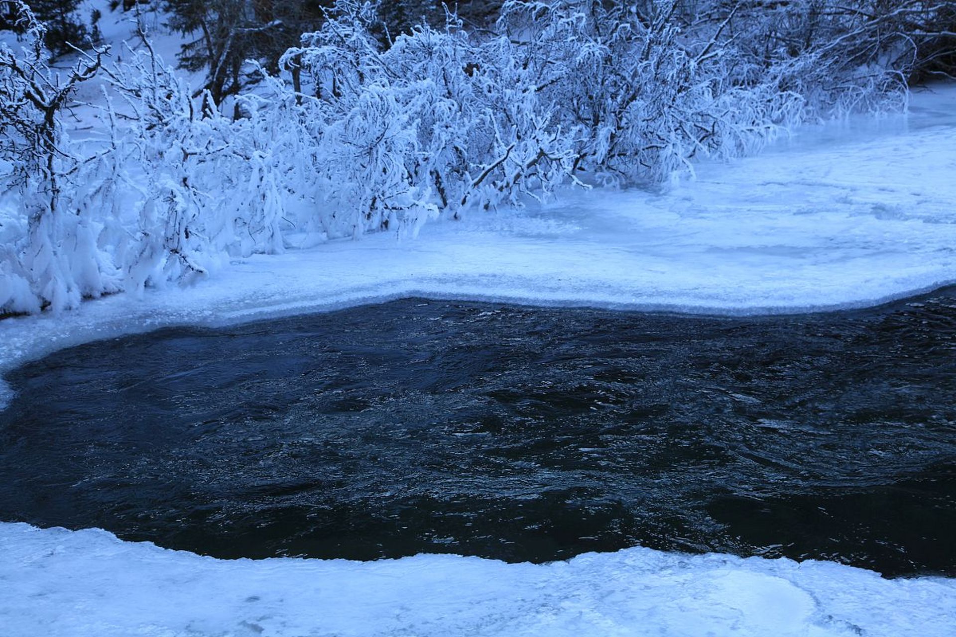 吉林长白山的天池是中国最高的火山口湖,春节期间这里的雪景如画,您