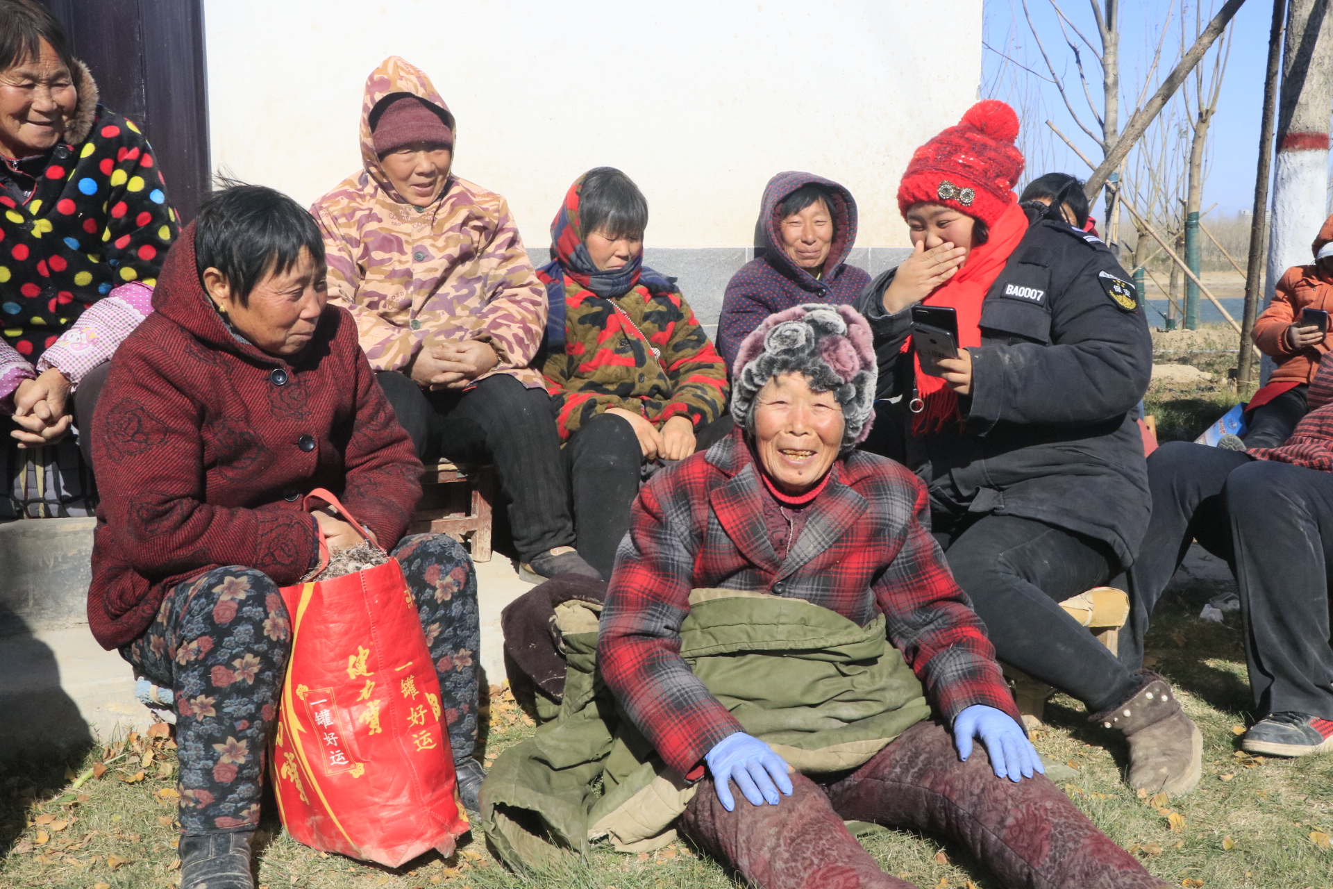 寒冬中的农民工,苦中寻乐