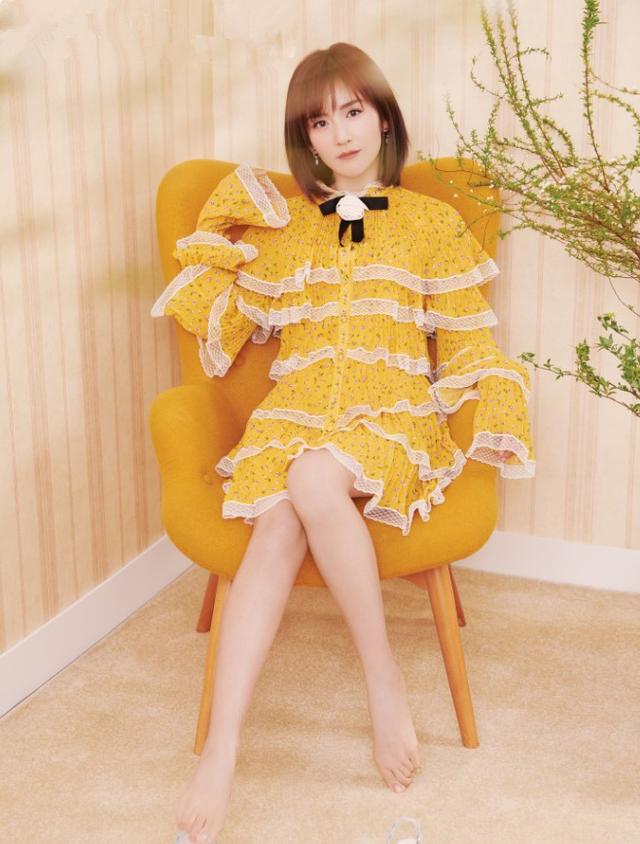 一身粉色古装连衣裙,中分分型,让谢娜整个人感觉非常年轻,不少网友