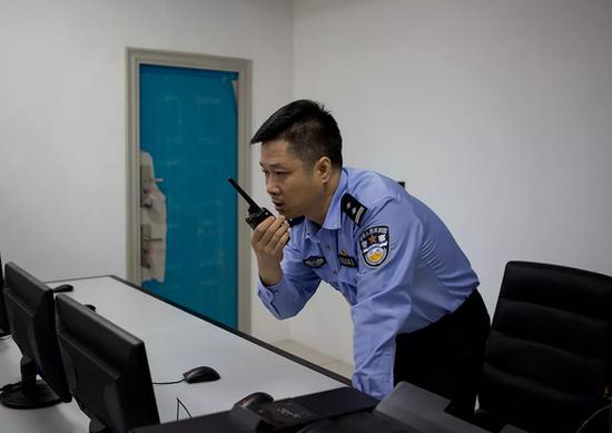 给警察蜀黍报警,他怎么要加我微信?