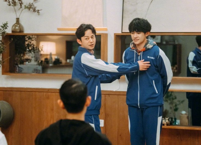 45岁何炅跟易烊千玺穿校服,两人相差26岁,合照却像同班同学