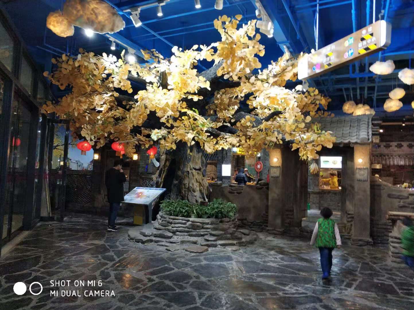 矗立在 "商业综合体"里的银川夜市—宁夏观光夜市