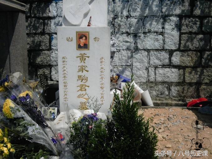 实拍巨星黄家驹的墓地:极其普通 但碑前的墓志铭令人感慨
