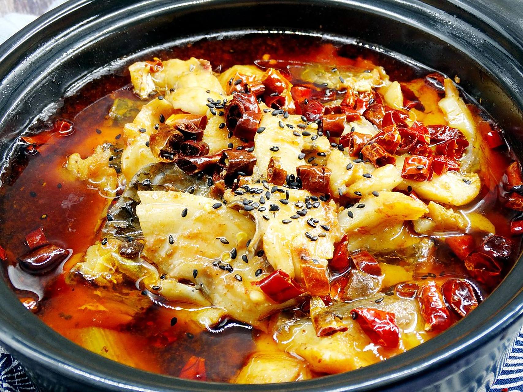 麻辣水煮鱼是一道非常受欢迎的川菜,尤其在夏天可以帮助增加食欲.