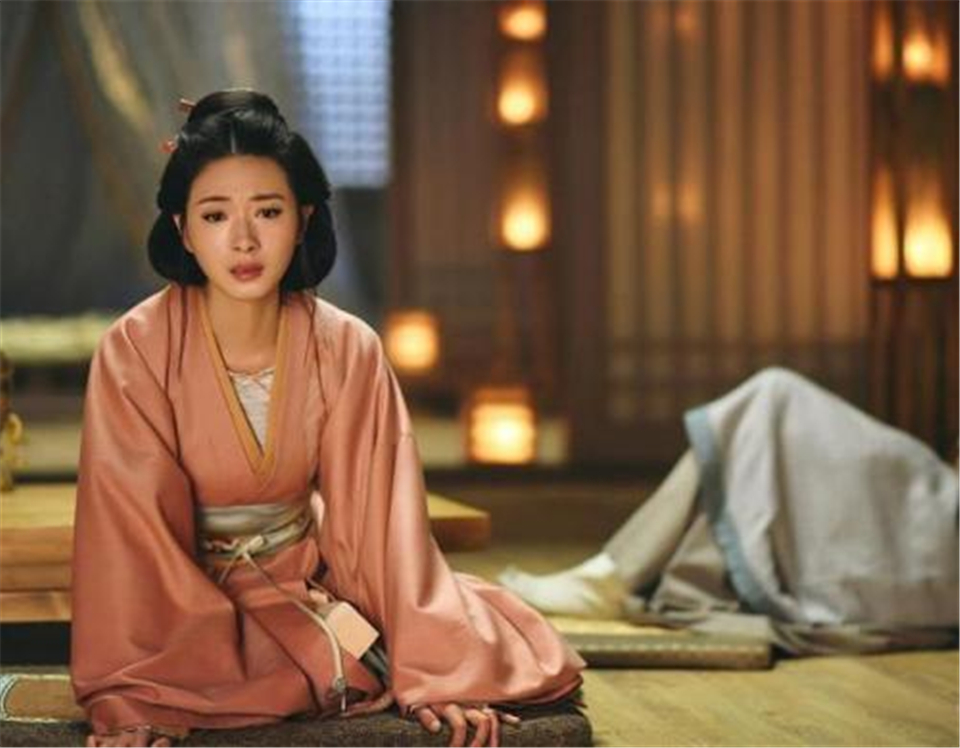 他午睡时,命一位小妾进宫服侍,下午小妾却被抬了出来