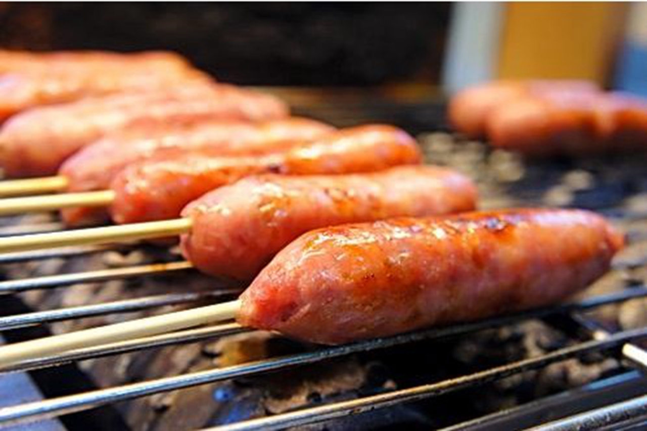 1,烤羊肉串,这个可以说是很多人第一次吃烧烤,都会吃的一个,自然是必