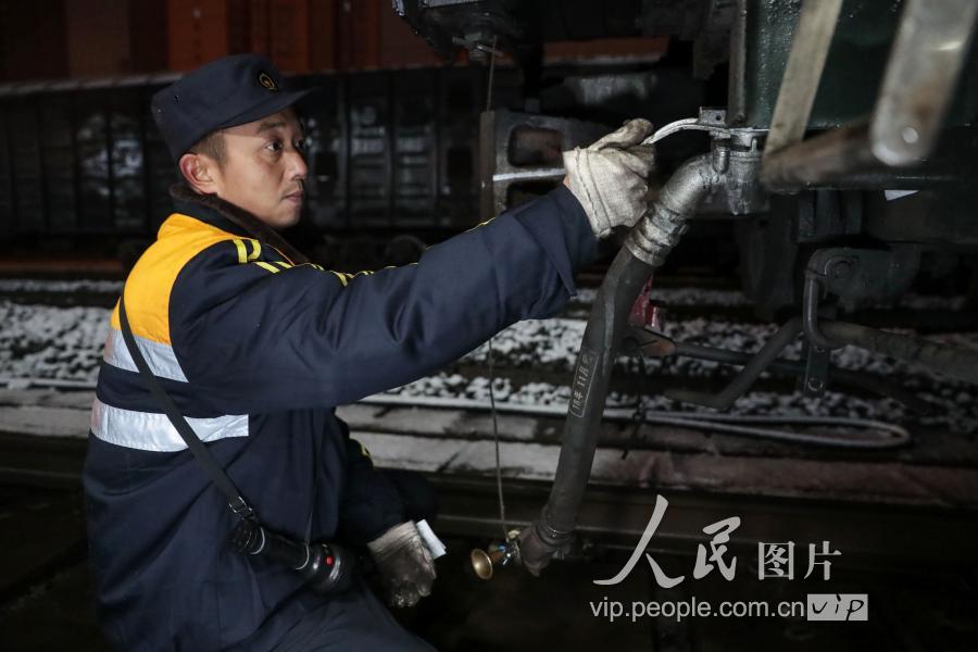 2019年1月31日3时25分,湖北省襄阳市,在襄阳机务段整备场上,工作人员