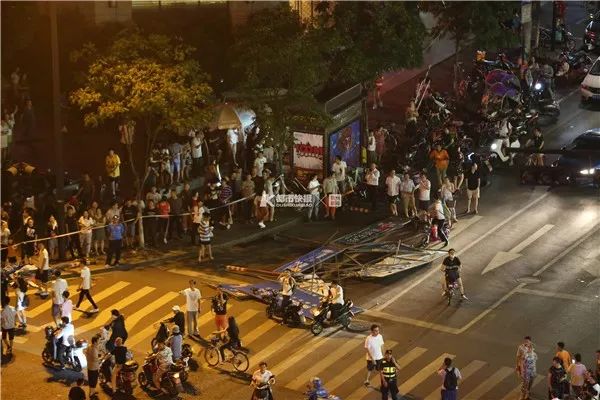 文二西路竞舟路口严重车祸已致3死14伤!