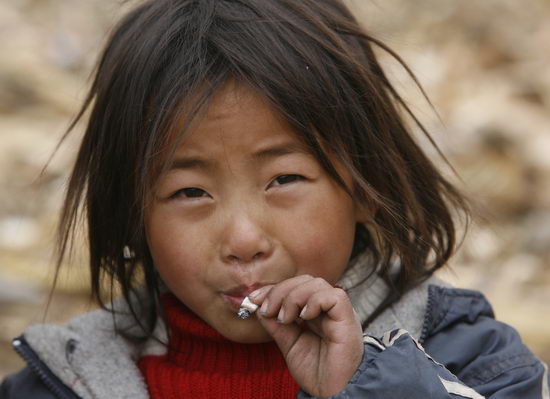 8岁女孩在家偷偷抽烟,背后真相的原因感动千万人,让人瞬间落泪