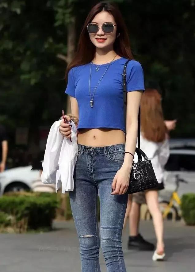 美女身穿蓝色露腰短袖搭配牛仔裤,露出性感小蛮腰,格外迷人!