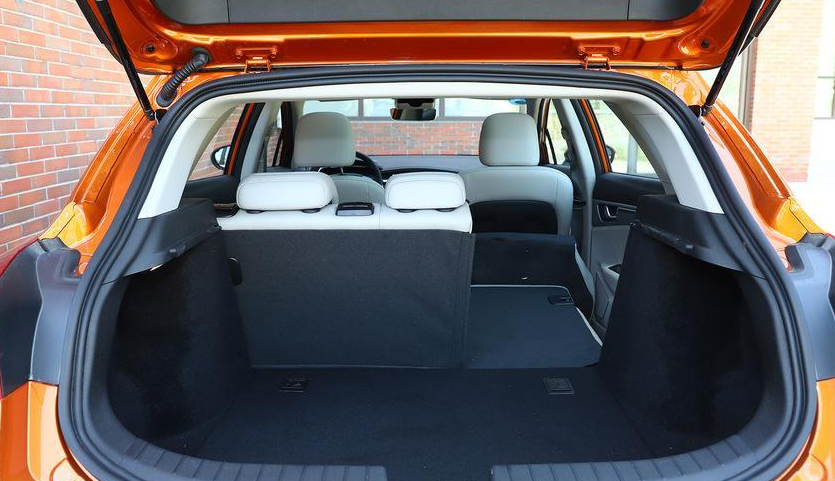 吉利帝豪gse空间足够大了,没有任何问题的,后备箱的空间也是足够用的