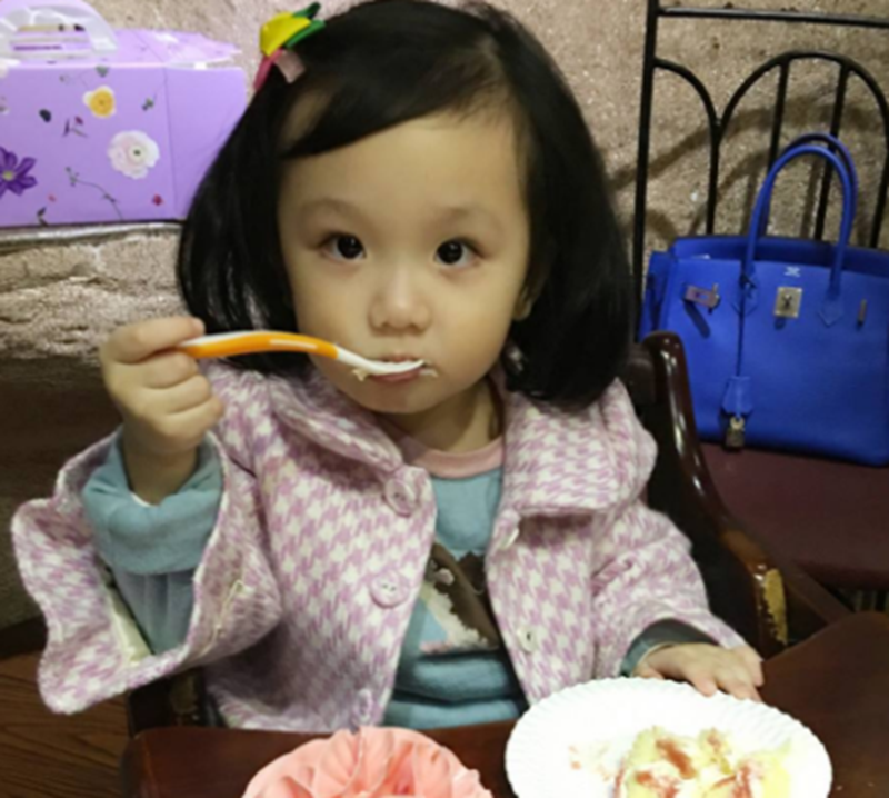 张丹峰4岁女儿张晞彤,简直和爸爸一模一样,大眼睛超级可爱!